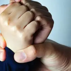 Jak reagować, gdy dziecko bije rodzica? Porady dla rodziców
